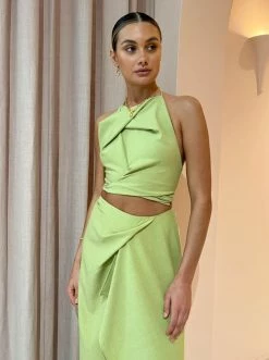 One Fell Swoop Cult Crop In Grass -Coco & Lola Sales OFS Reshoot Low Res 3 925b8906 45a6 4436 841d 1ff8c6d22e3e 600x