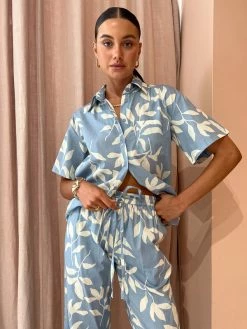Palm Noosa Palm Lounge Shirt Short Sleeve In Eves Leaves Blue -Coco & Lola Sales PalmNoosa Lowres 17 389652f9 7c66 47f8 bf6f f583408ca2a5 600x